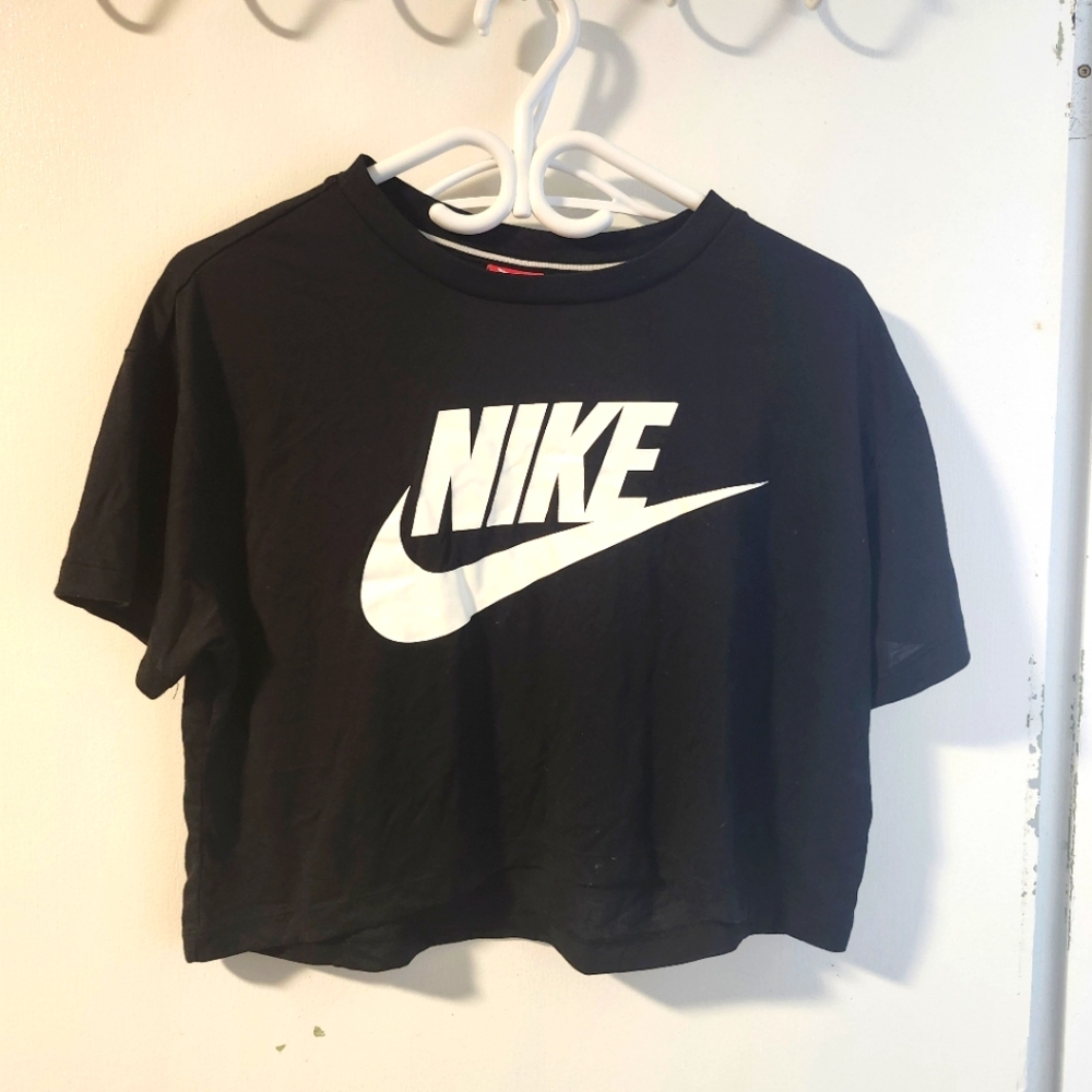 Cropped nike t shirt